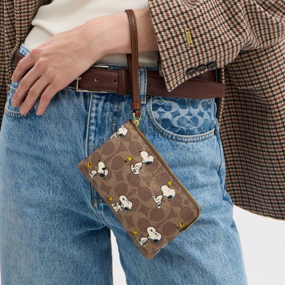 🐶❤️ Coach X Peanuts Corner Zip Wristlet In Signature Canvas With Snoopy Print - Picture 2 of 8